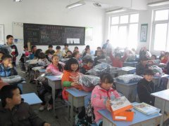 為偏遠地區學生送溫暖